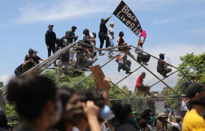 Los manifestantes coreaban “Black Lives Matter”, algunos a escasas pulgadas de distancia de los escudos faciales de los agentes, que comenzaron a disparar balas de goma contra las personas.