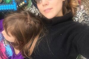 Camila Sodi y sus hijos