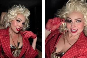 Thalía se fotografió estando dentro de un coche.