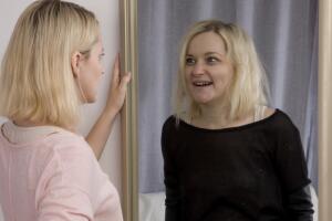 Mujer alucina en el espejo