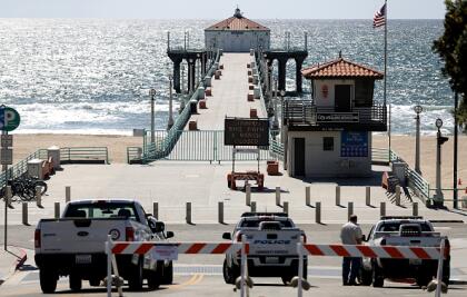 La policía de Manhattan Beach bloqueó el paso de autos y personas a sus áreas en un esfuerzo por frenar aglomeraciones que impiden el cumplimiento de los 6 pies de distancia entra cada persona. <br>