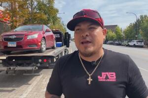 Hispano ayuda gratis a familias afectadas por operativos de ICE con su grúa 