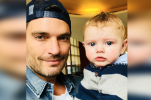 Julián Gil se tomó un selfie con su hijo pequeño, Matías Gregorio.