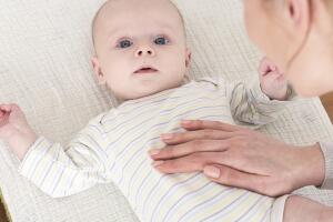 colica-bebe-massagem-0119-1400x800.jpg