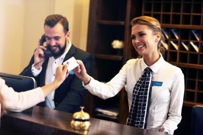 <b>Puesto 17. Recepcionistas de hoteles, moteles y resorts. </b>Ganaron en promedio 27,040 dólares en 2018. Para este empleo generalmente no se exige educación más allá de un diploma de escuela secundaria, aunque algunos lugares de alto nivel pueden preferir graduados universitarios. Es un oficio dominado por jóvenes, la mayoría de estos empleados tiene 23 años de edad en promedio. Hay 85,000 de estos trabajadores en el país.