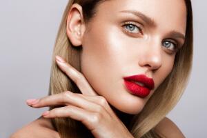 mujer-atractiva-con-labial-rojo.jpg