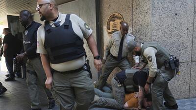 Por qué fue arrestado el líder sindical David Huerta durante una redada de  ICE en Los Ángeles? | Univision 34 Los Angeles KMEX | Univision