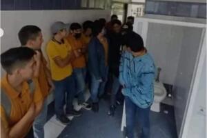 Alumnos hacen fila para que Daniel Baas Vela les corte el cabelloa