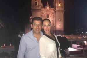 Sharis Cid y esposo
