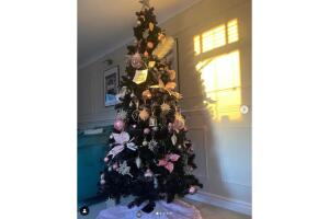 Árbol de Navidad negro con adornos en colores claros