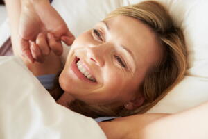felicidade-cama-mulher.jpg