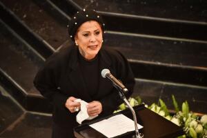 Alejandra Guzmán despidiendo a su madre Silvia Pinal