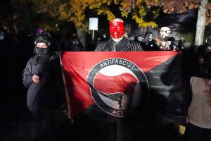 Manifestantes 'antifascistas' frente al edificio del Capitolio de Oregón en noviembre de 2020, en Salem, Oregón.