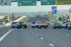 Policía de Phoenix detiene a un sujeto sospechoso de robo de auto; hay cierre de calles