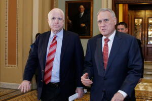 El fallecido senador por Arizona, John McCain (izquierda), y el exsenador por el mismo estado, Jon Kyl, quien ahora ocupará el escaño que dejó vacío McCain. 