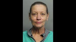 "Vete a tu país": acusan de crimen de odio a doctora seguidora de Trump por acosar y golpear a un latino