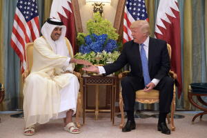 El presidente Donald Trump y el emir de Qatar Sheikh Tamim Bin Hamad Al-Thani el 21 de mayo en Riad, en el inicio de la gira internacional del presidente estadounidense.