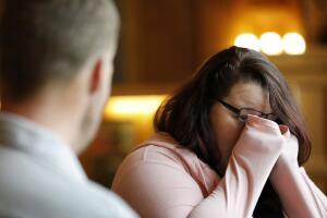 Una mujer se encuentra con el hombre que recibió el rostro de su marido muerto