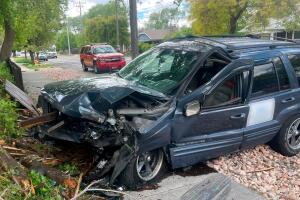 Conductor perdió el control y se estrelló contra un árbol