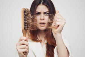 ¿Por qué se me cae tanto el cabello?