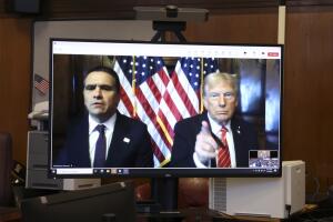 Trump, junto a su abogado, escucha la sentencia del juez Merchán vía video desde Florida.