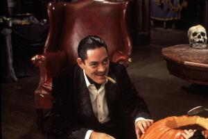 Raul Julia como Gomez (Homero) en The Addams Family Grosby.jpg