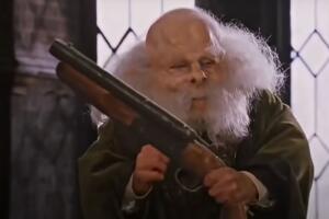 profesor Flitwick con un arma harry potter.jpg