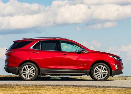 ¿Para qué cambiar lo que funciona? Ese probablemente fue el pensamiento de Chevrolet referente a la Equinox en 2019, pues esta edición únicamente recibió cambios leves en forma de opciones. Los compradores que se decidan por una Equinox pueden escoger entre dos motores de gasolina y uno turbodiésel, tracción delantera o integral y cuatro niveles de equipamiento: L, SL, LT y Premier. Comparado al año pasado, sus ventas han incrementado un 8%.