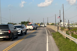 mujer muere menores hospitalizados vehículo agua Channelview