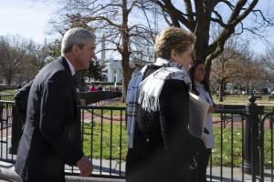 Robert Mueller asistió a misa el domingo en la iglesia que está al frente de la Casa Blanca