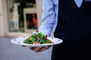 camarero-mozo-restaurante-plato.jpg