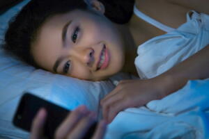 usar-celular-na-cama-1.jpg