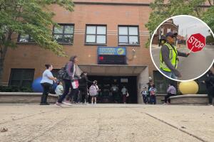 Voluntarios acompañan a la escuela a los hijos de padres que temen salir por temor a ICE 