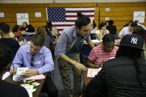 
Inmigrantes solicitan su ciudadanía anticipándose a la elección presidencial de EEUU