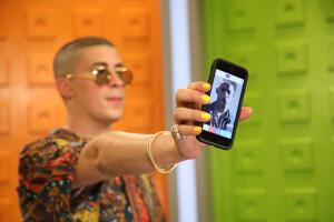 Famosos en el set digital de Premios Juventud.