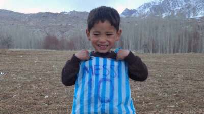 El niño afgano que se hizo una camiseta de Lionel Messi con una bolsa de  plástico al fin conoce a su héroe - BBC News Mundo