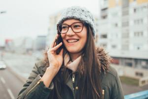 mujer hablando por su smartphone 2.jpg