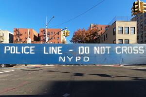  Muere conserje tras pelea por presunto robo de paquetes en edificio de Brooklyn.