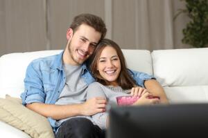 pareja-ve-television-y-peliculas-en-sala.jpg