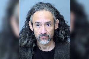 Arrestan a maestro por relación inapropiada con estudiante en Phoenix 