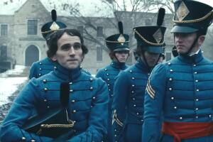 Edgar Allan Poe (Harry Melling) en The Pale Blue Eye (1).jpg