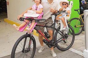 Martín Fuentes y sus hijas
