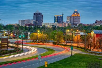 <b>Puesto 22: Greensboro, Carolina del Norte. </b>Tiene un costo de la vida relativamente bajo y es un paraíso para los ciclistas, con más de 90 millas de vías y senderos. Hay muchas opciones de restaurantes y vida nocturna, y tiene toneladas de actividades para niños.