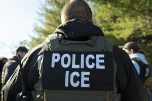 Carteles falsos de ICE en West Hollywood generan indignación y temor en la comunidad