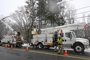 Tormenta provoca apagones dejando a miles en la oscuridad en el área triestatal.