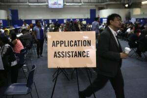 
Inmigrantes solicitan su ciudadanía anticipándose a la elección presidencial de EEUU