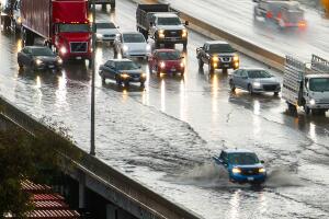 Fuertes tormenta obliga a evacuaciones en zonas de alto riesgo en el sur de California