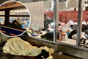 Crisis de migrantes en Chicago: Frío empeora la situación de personas que esperan en estaciones de policía a ser movidas a refugios