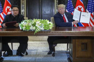 En la breve declaración firmada por ambos, EEUU se compromete a dar garantías de seguridad a Corea del Norte a cambio de la desnuclearización de la Península.