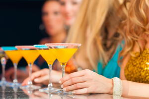 Erva chinesa é capaz de fazer você beber menos álcool em uma noitada, diz estudo